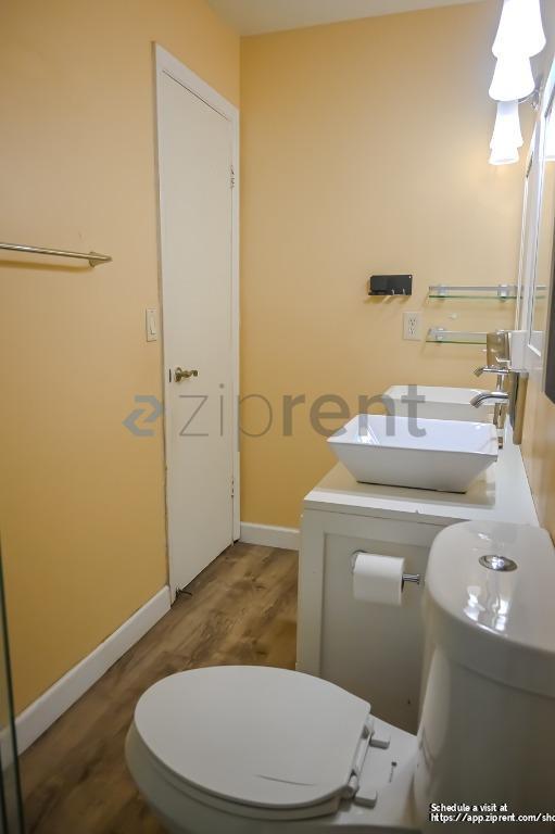 Building Photo - 9761 Riverside Dr