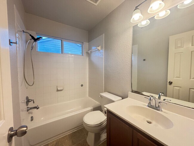 Building Photo - Beautiful 3-bed 2-Bath home in Avery Park ...