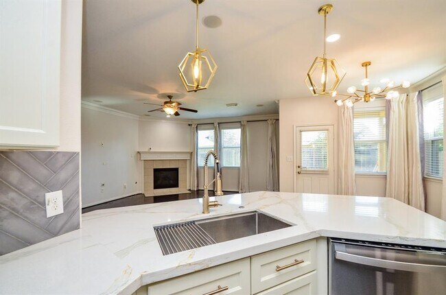 Building Photo - 7015 Baitland Dr
