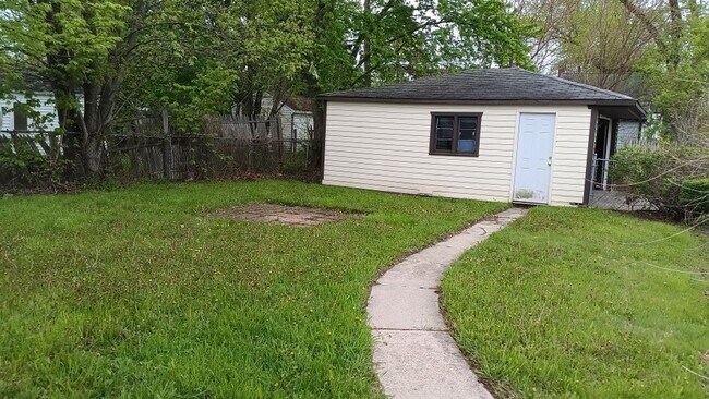 Building Photo - 3 bedroom 1 Bath Bungalow - Now Available!