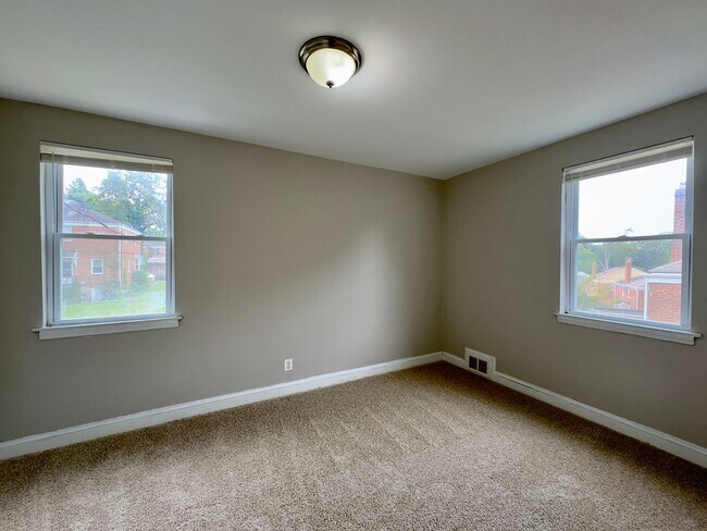 Building Photo - 5615 Belle Ave