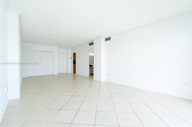 Building Photo - 300 Bayview Dr