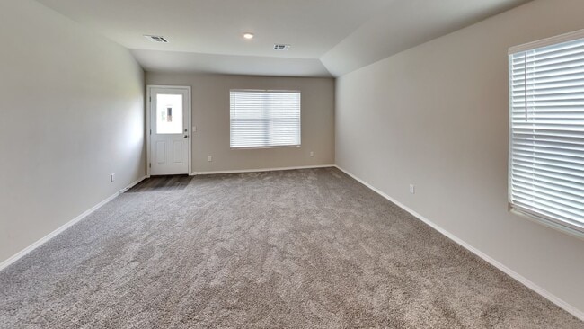 Building Photo - Very Nice 4 Bedroom 2 Bath Home in Yukon S...