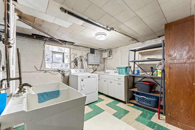 Building Photo - 4844 W Addison St