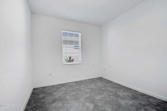 Building Photo - 215 Summertime Pl