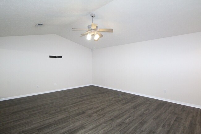 Building Photo - 3BR/2BA Gulf Breeze Brick Home in Oak Pointe with Vaulted Ceilings, Open Layout, Fenced Yard & La...