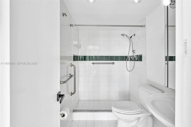 Building Photo - 9800 W Bay Harbor Dr