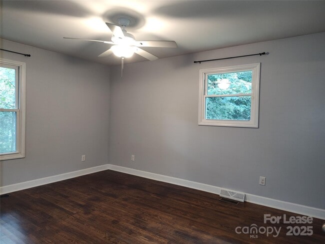 Building Photo - 303 Cedarwood Ln