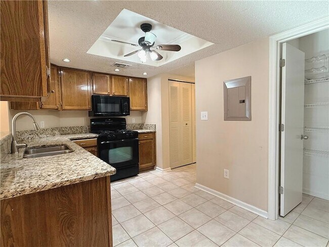 Building Photo - 7024 Somerset Cir