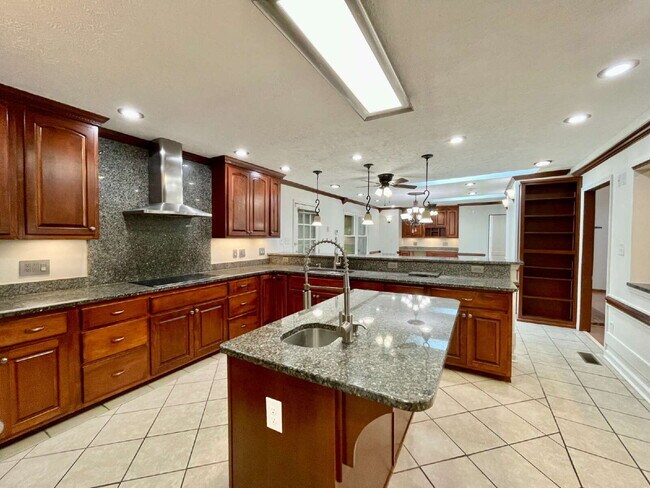 Building Photo - Spacious 6-Bedroom Gem In Fayetteville!
