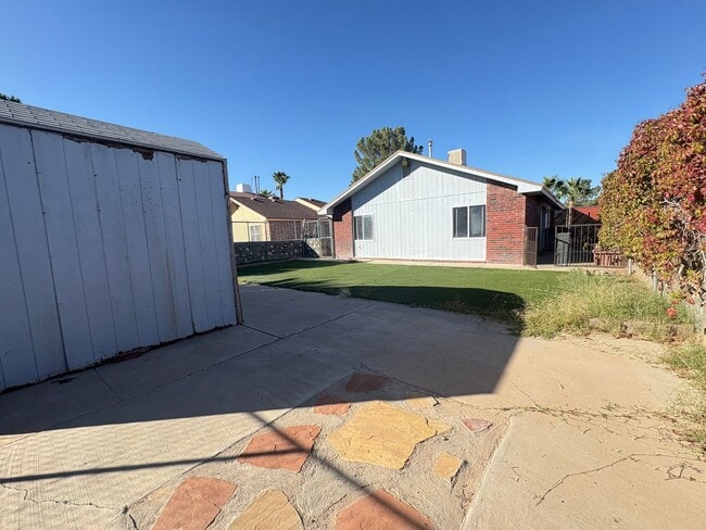 Building Photo - EASTSIDE HOME FOR RENT