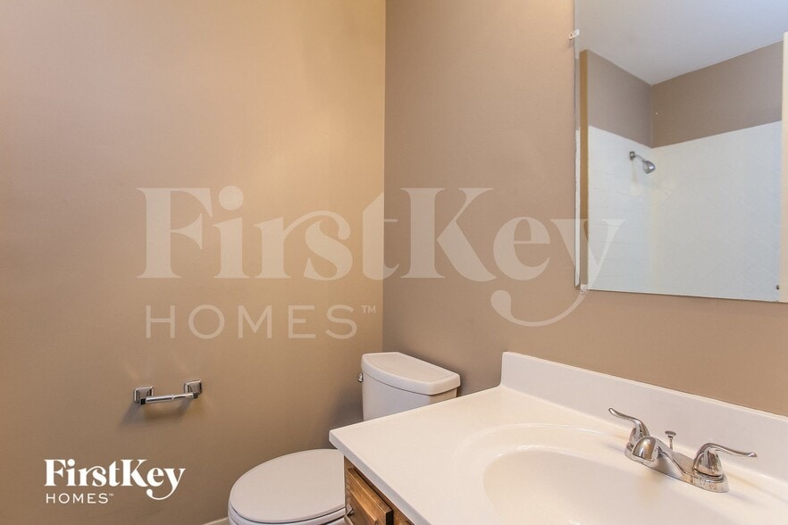 Building Photo - 3720 NE Antioch Rd