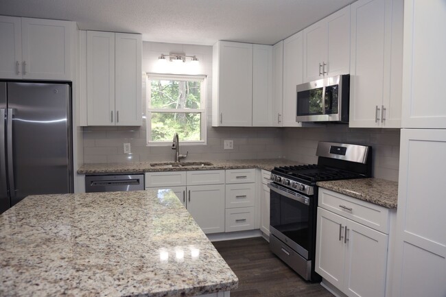 Building Photo - NEWLY RENOVATED Beautiful 3 bed 2 bath nea...