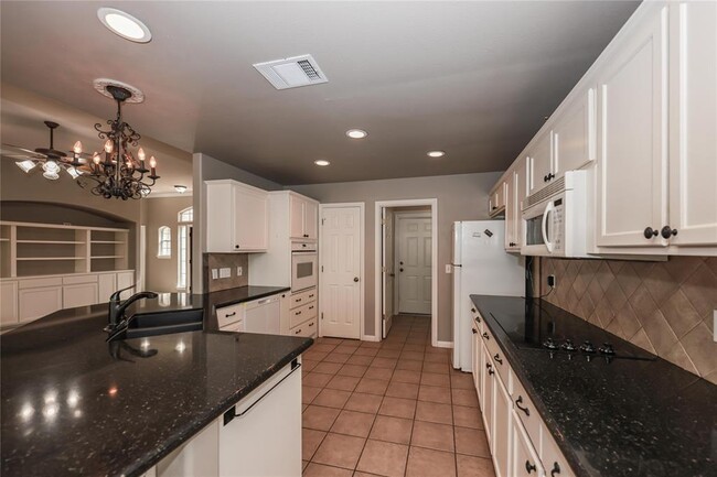 Building Photo - 8 Rosewood Cir