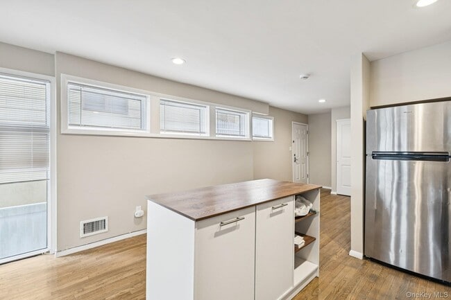 Building Photo - 60 Marwood Rd N