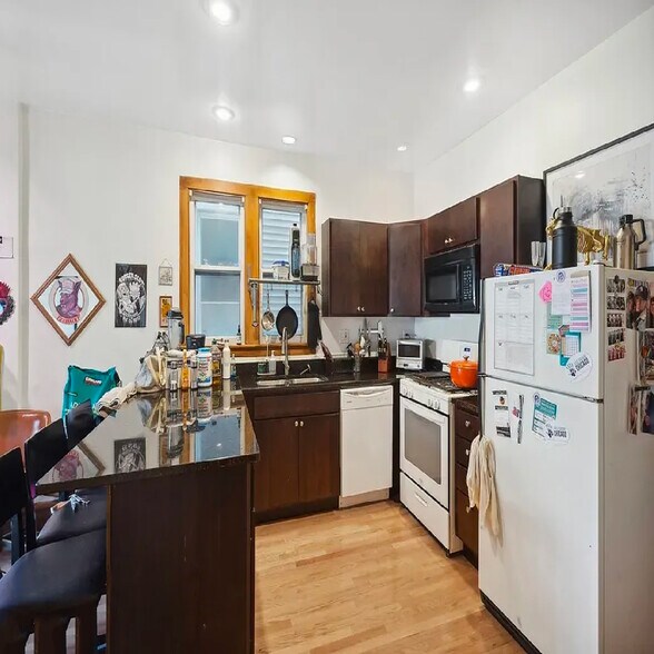 Building Photo - 1618 W Carmen Ave
