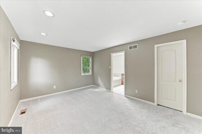 Building Photo - 400 Wooded Way