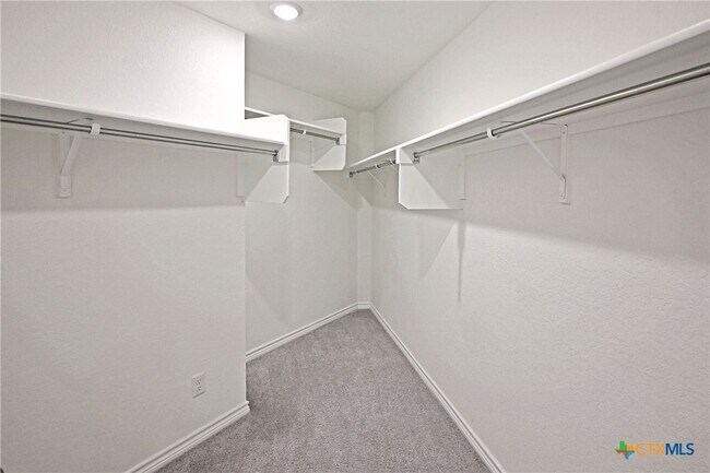 Building Photo - 512 Dakota Crk