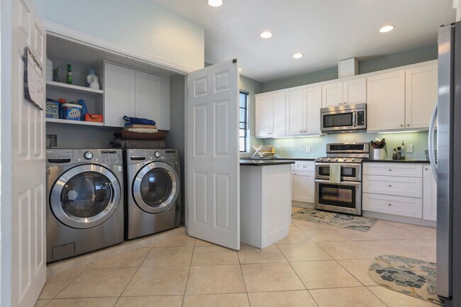 Building Photo - 1457 Reeves St