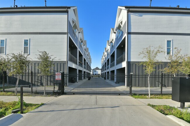 Building Photo - 316 Thornton Rd