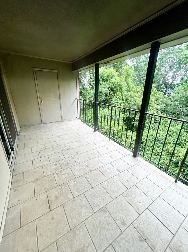 Building Photo - 601 Riverhill Cir