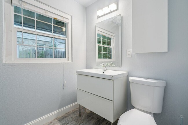 Building Photo - For Rent: Spacious 3-Bedroom, 2-Bath Home