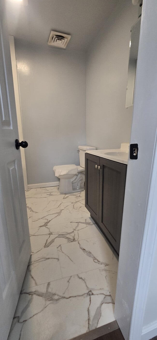 Building Photo - 724 E Lawrence St