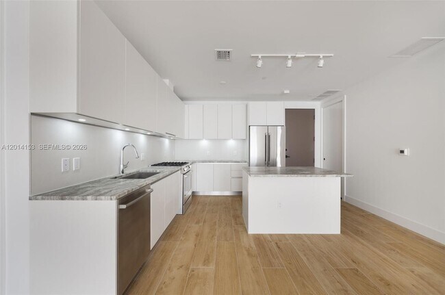 Building Photo - 3034 Oak Ave