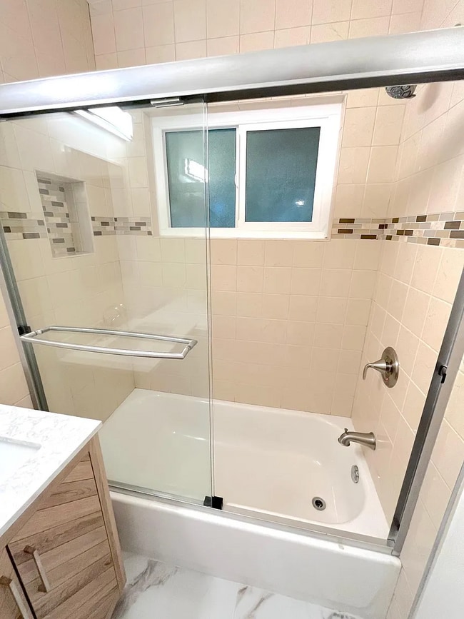 Building Photo - Unit 5