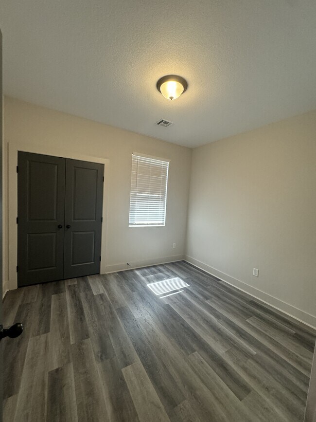 Building Photo - 800 Trails End Ct