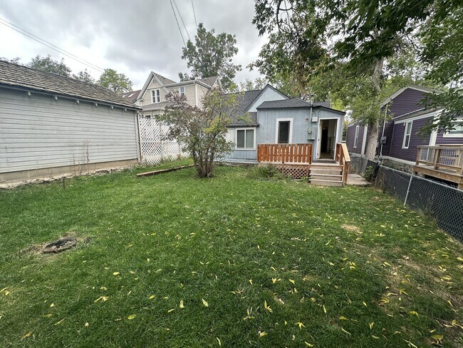 Building Photo - 907 5th Ave