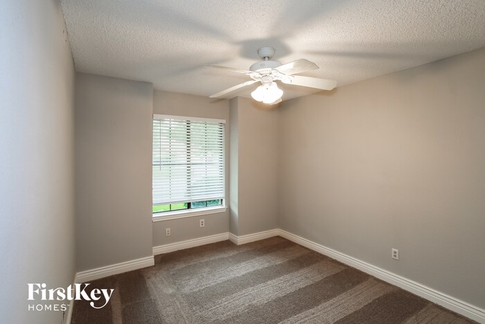 Building Photo - 2512 Meadowview Dr