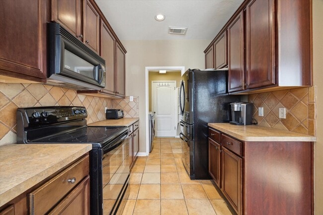 Building Photo - 11215 Royce Palms Dr