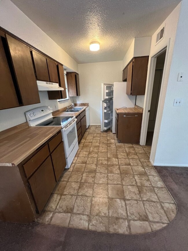 Building Photo - Christmas Tree - 3 Bedrooms/1.5 Baths $2,450!