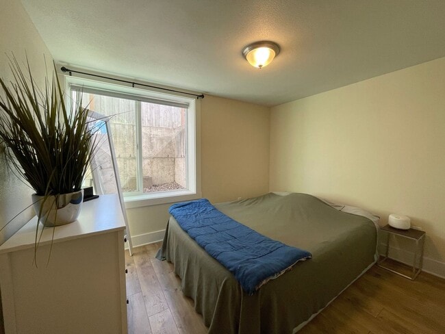 Building Photo - Fantastic Lower Duplex Unit with Washer/Dr...