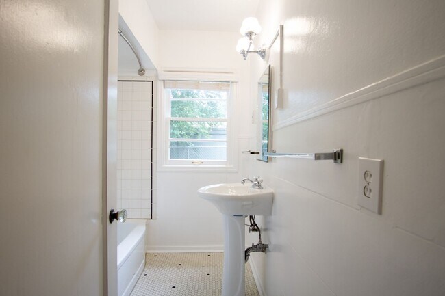 Building Photo - Charming NW 1-Bed Ready Late August!