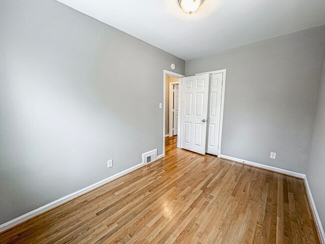 Building Photo - Charming 3 Bed 3 Bath Sitting On A Large Lot In Beautiful Summit Veitch