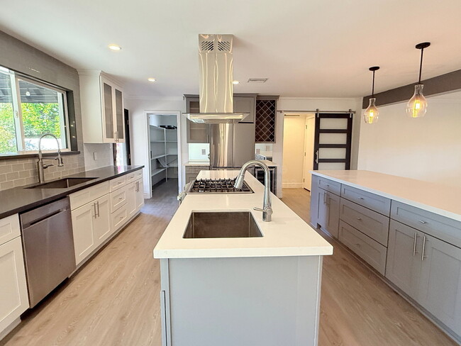 Building Photo - 8139 E Mulberry St