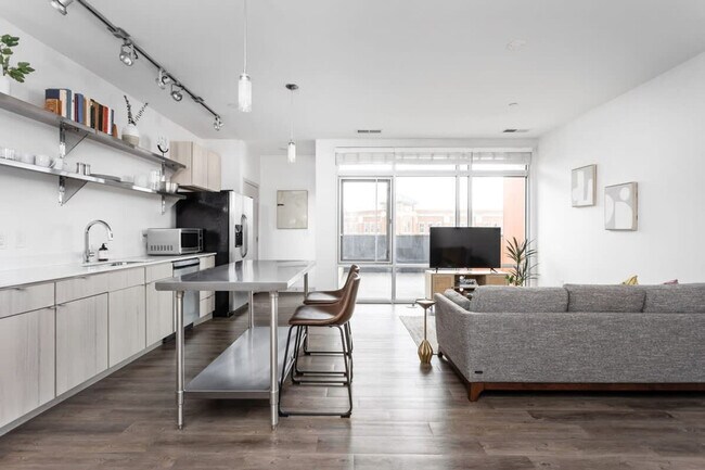 Building Photo - 747 N College Ave