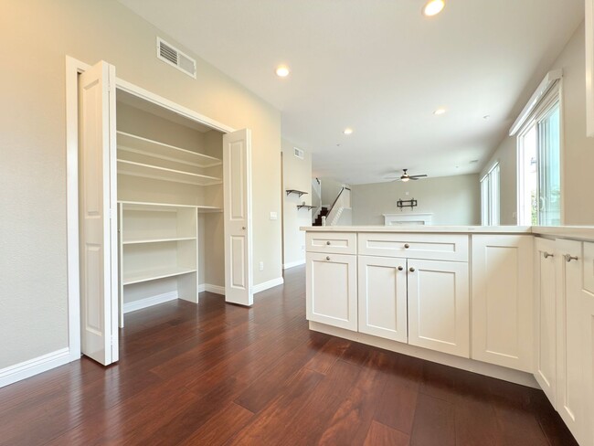 Building Photo - Spacious 4-Bedroom Home in Private Sylmar ...