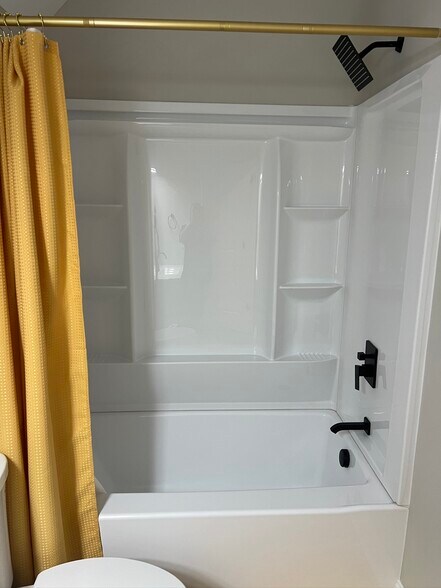 shower/tub (shared) - 2006 Linda Jones Ave