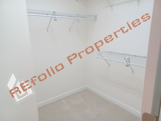 Building Photo - Lovely 5 Bedroom 4 Bathroom Single Family ...