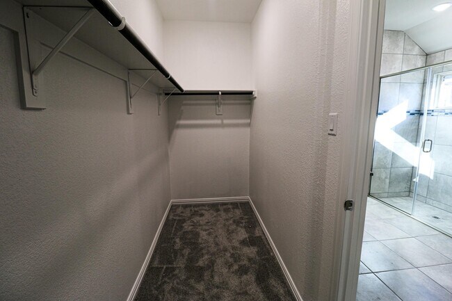 Building Photo - 504 Lakeway Ln