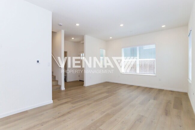 Building Photo - 8090 Quiet Knolls Dr