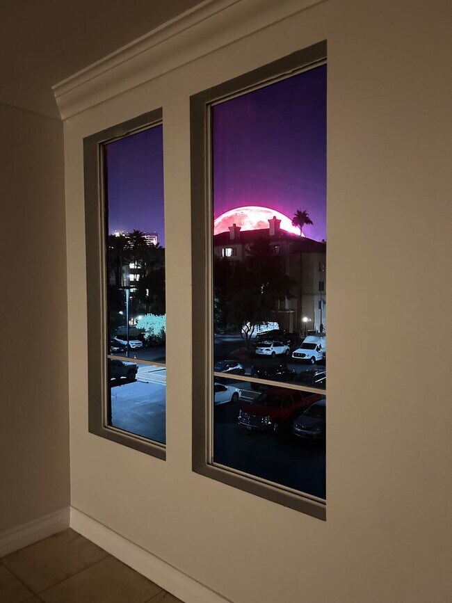 Building Photo - Remodeled 2 Bedroom Condo Just Off the Strip!