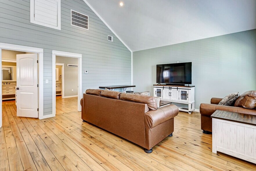 Building Photo - 1037 Sunset Cir