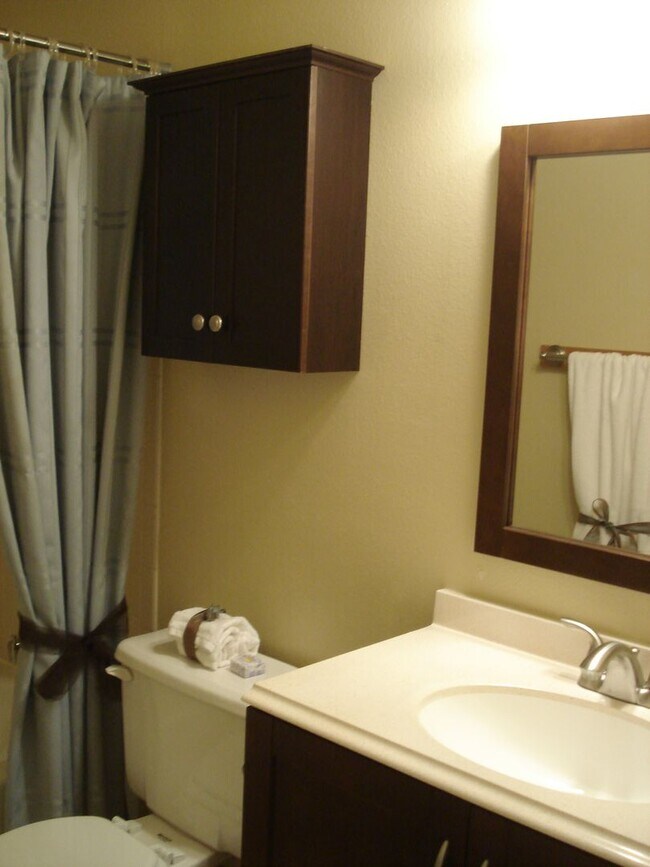 Building Photo - Inviting 2-Bedroom Condo Near Shopping & Dining | Available Early July