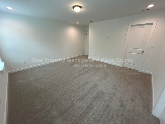 Building Photo - 156 Sargents St