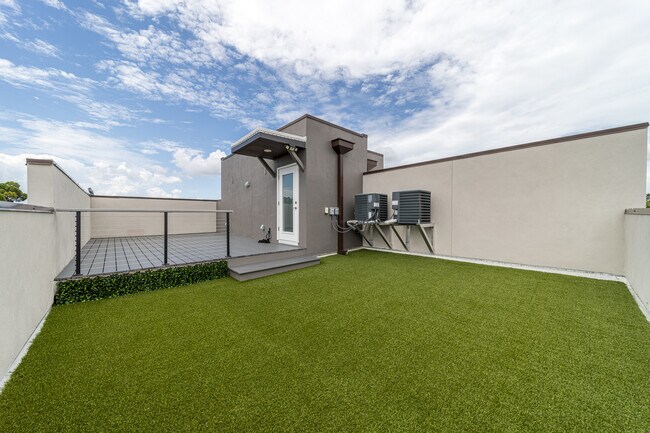 Building Photo - 2325 1st Ave S