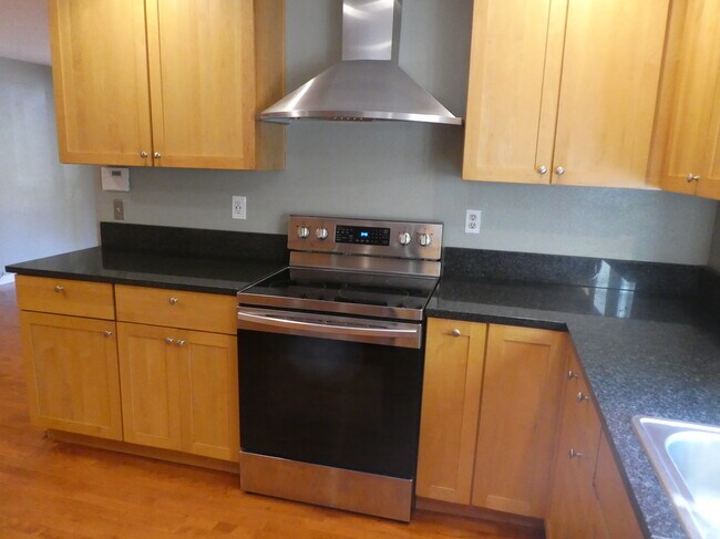Building Photo - 1420 Dollar St